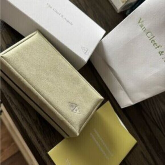 Elegant Gold and Green Clover Bracelet - Picture 4 of 7